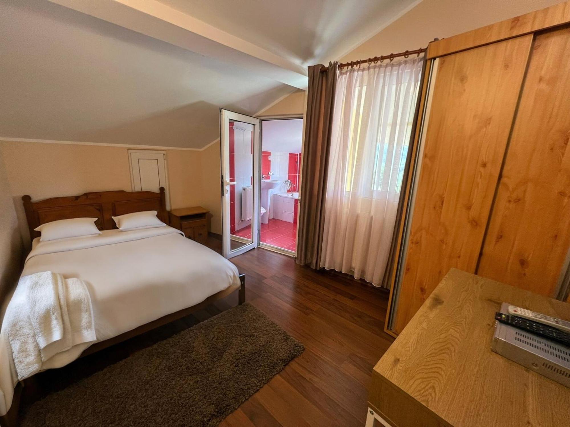 Casa Potcoava Hotel Lepsa Ngoại thất bức ảnh